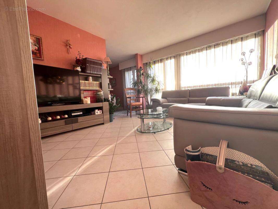 Appartement à LES CLAYES-SOUS-BOIS