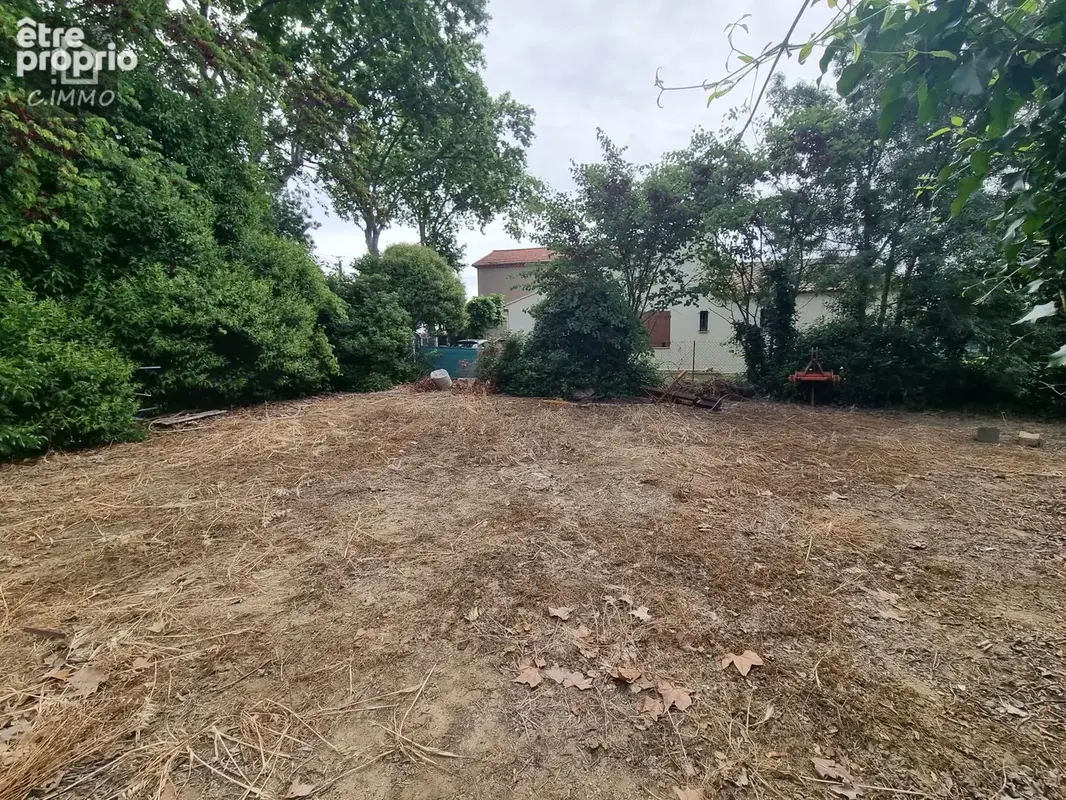Joli terrain constructible non viabilisé. - photo 3