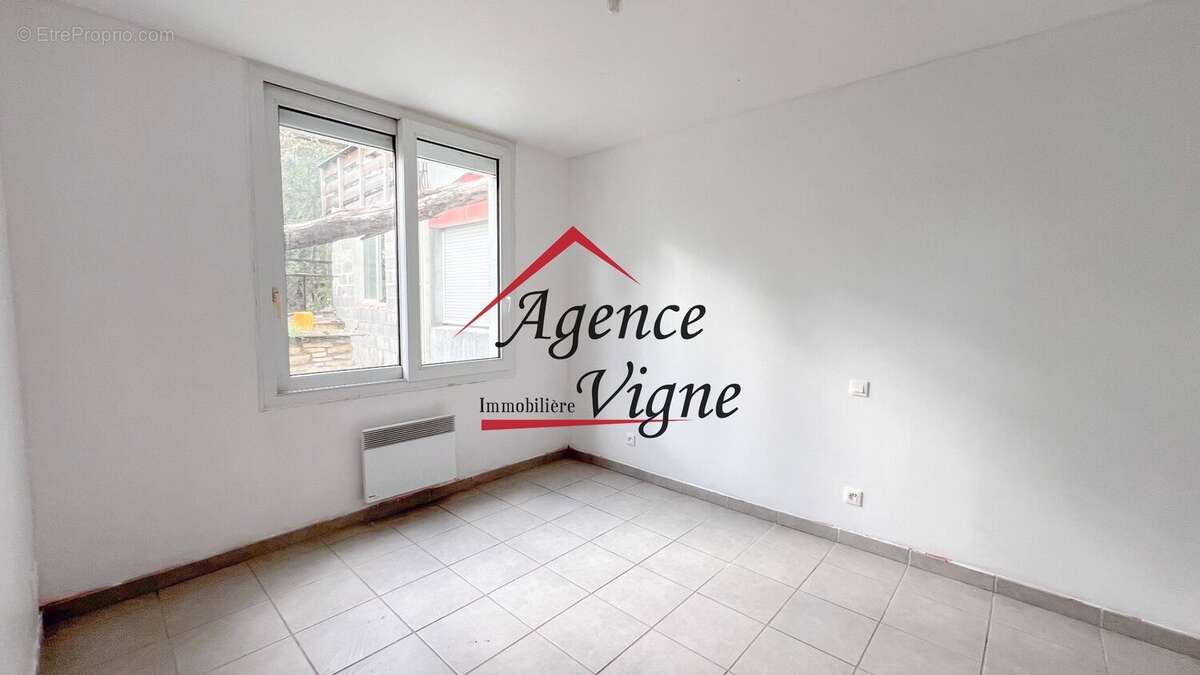 Maison à SAINT-JEAN-DE-MARUEJOLS-ET-AVEJAN