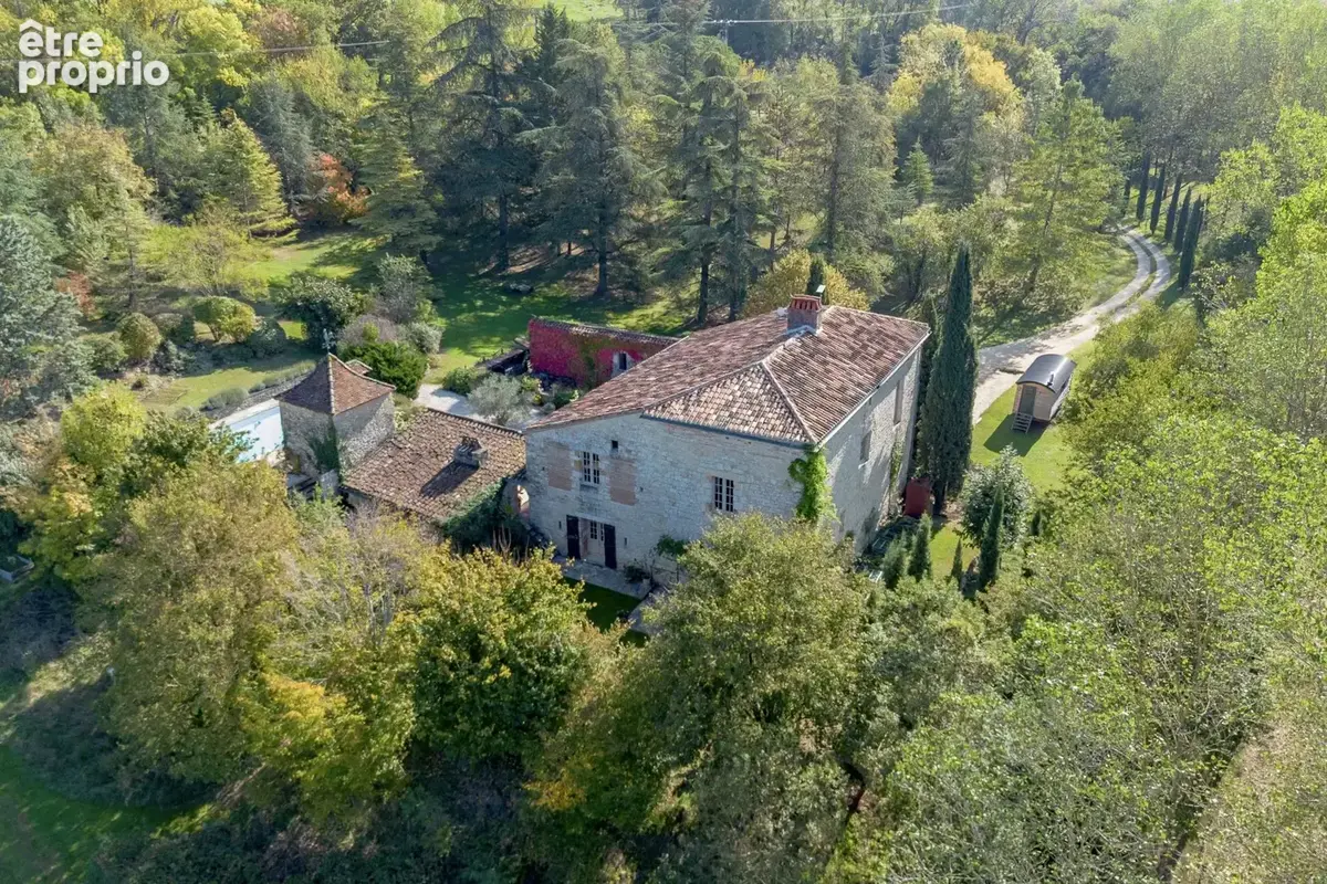 Superbe maison forte restaurée sur plus de 3 hectares - photo 2