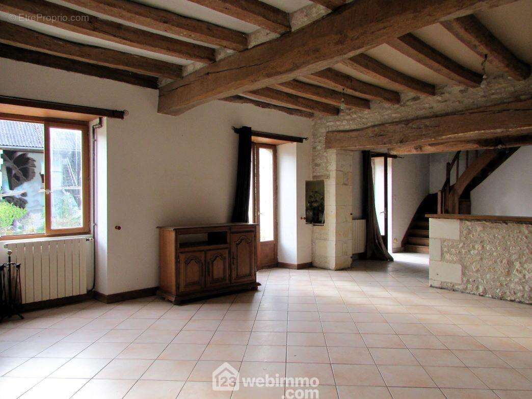 Ouverte sur le séjour, - Maison à LUZE