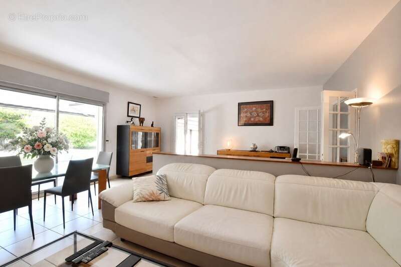 Maison de plain-pied avec grand jardin et piscine - photo 5