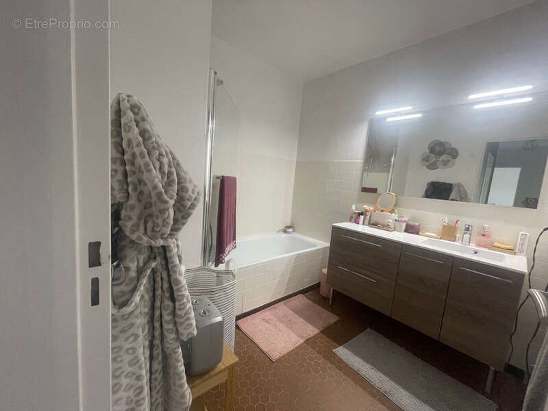 Appartement T4- 81,63m2- 8ème et dernier étage- Cave- Parking Privatif- Garage- Vue dégagée - Montaud- Le Grand Clos - photo 12