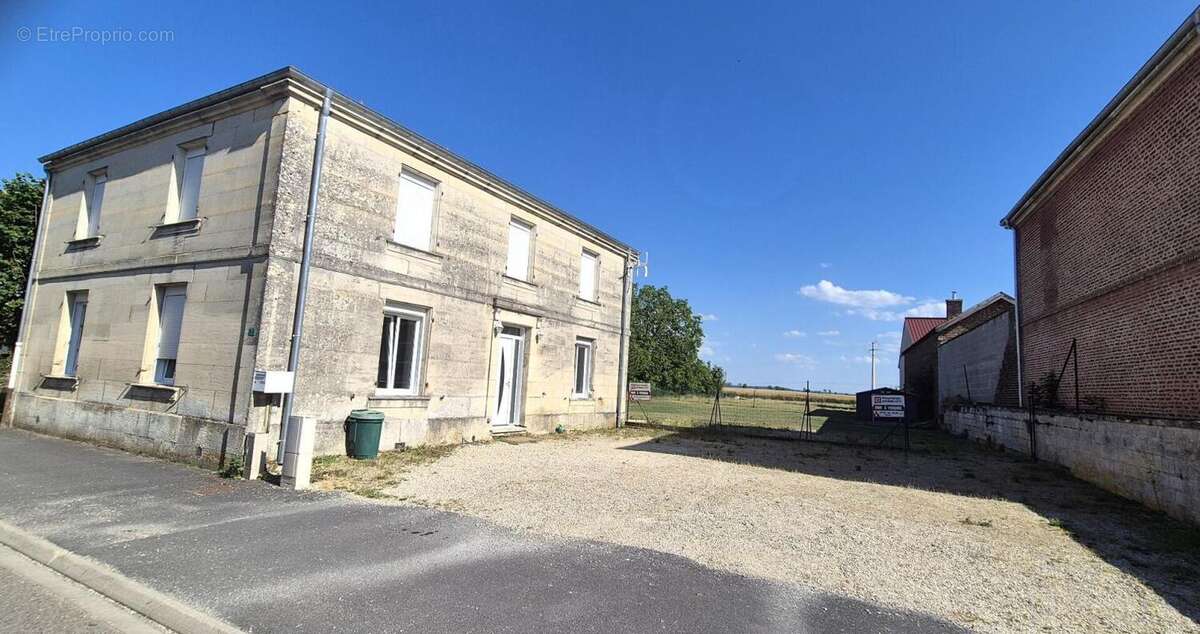 Belle Demeure Contemporaine ou Maison de Caractère en Pierre de 181m² entièrement rénovée avec sa vaste Cour, Terrasse et Terrai - photo 2