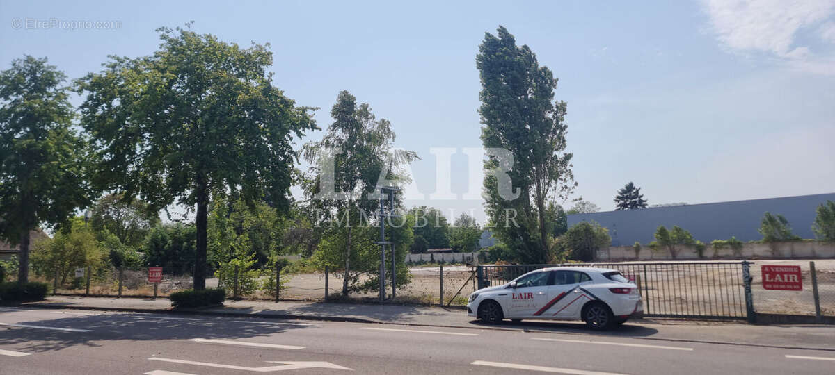 61 - Terrain à vendre de 3 559 m² en zone à vocation d'activité et de commerce de détail - Réf. 15500 - photo 3