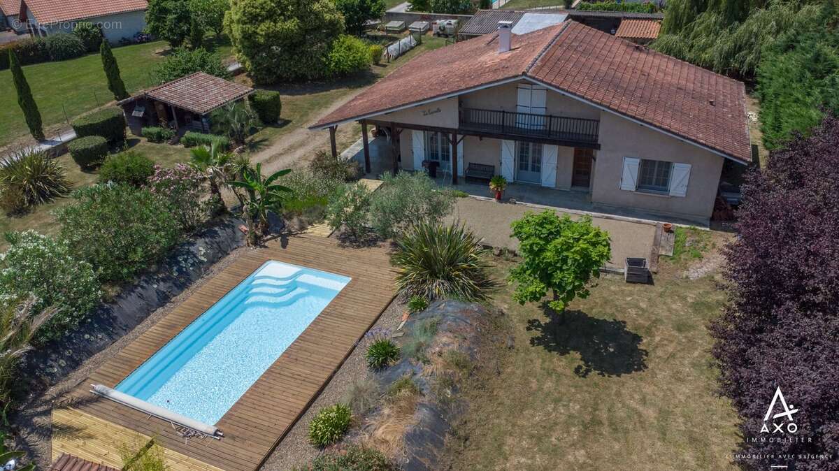 Maison traditionnelle avec piscines et annexes - photo 2