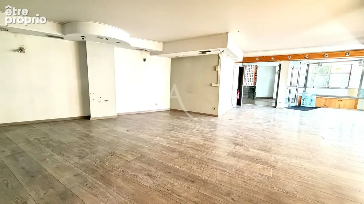 Local commercial de 303.48 m2 avec bureaux vitrines proche centre ville - photo 4