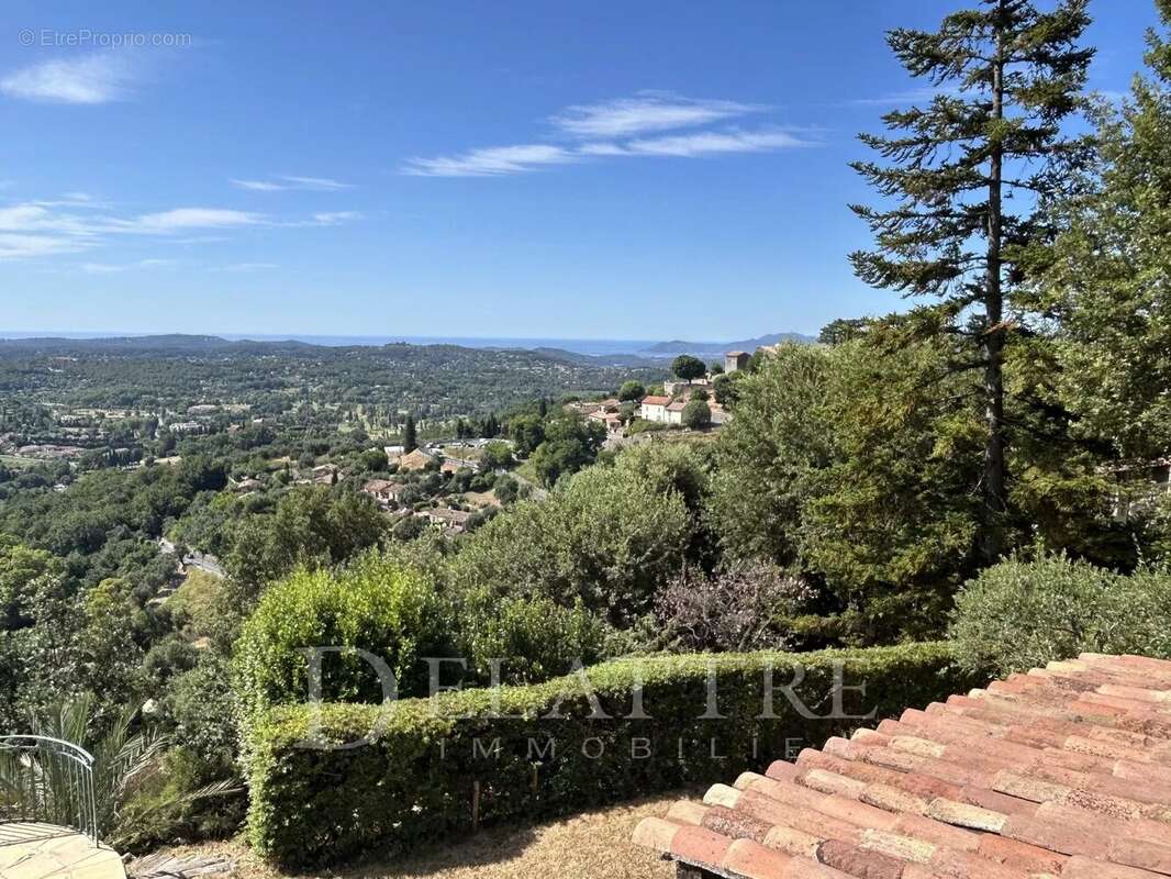 Maison à CHATEAUNEUF-GRASSE