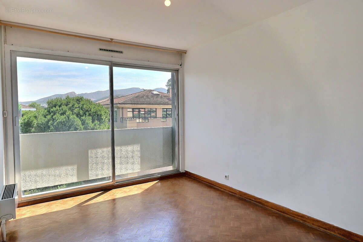 Grand T4---Grand Balcon---Loggia---Cave--- - photo 11