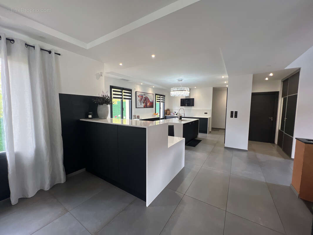 Maison à SAINT-LAURENT-DU-PAPE