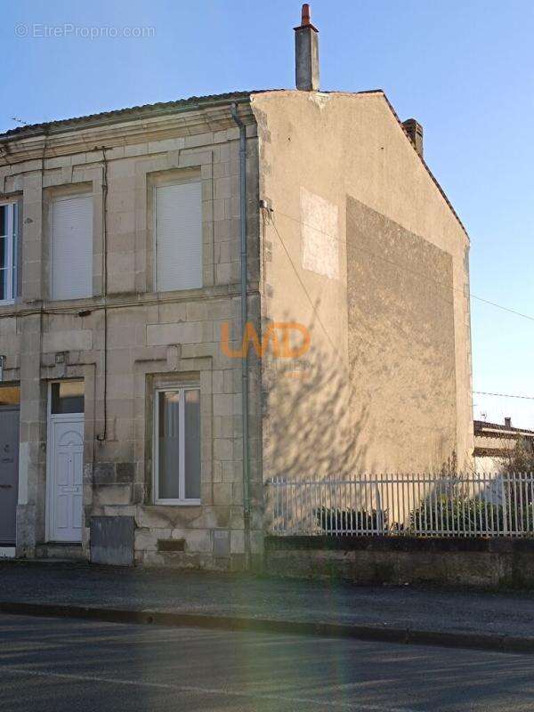 Maison à SAINT-JEAN-D'ANGELY
