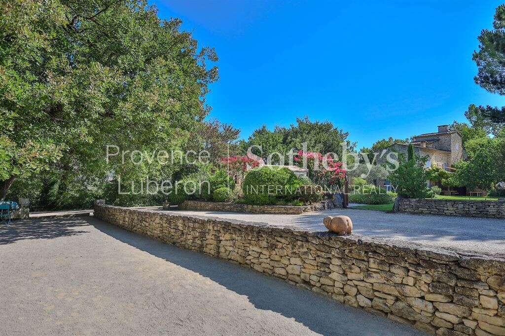 Propriété de charme avec vues sur Gordes, au cœur d’un écrin naturel - photo 15