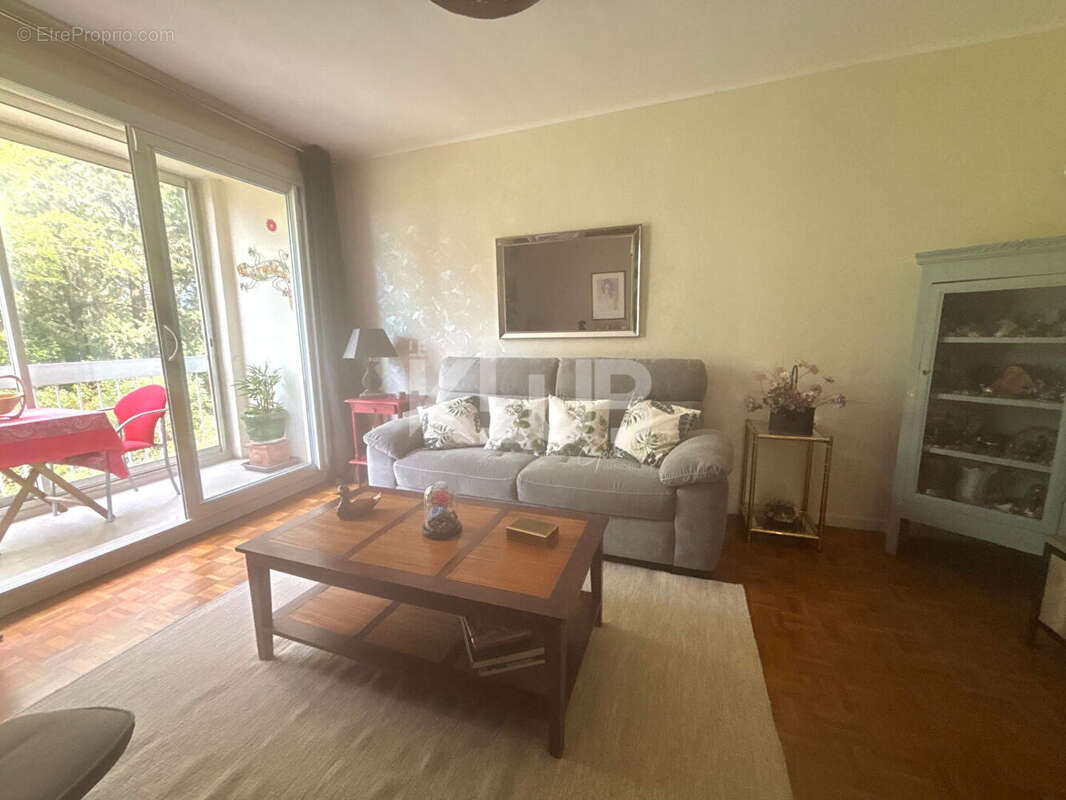Appartement Marseille  3 pièce(s) 60 m2 avec loggias et cave - photo 2