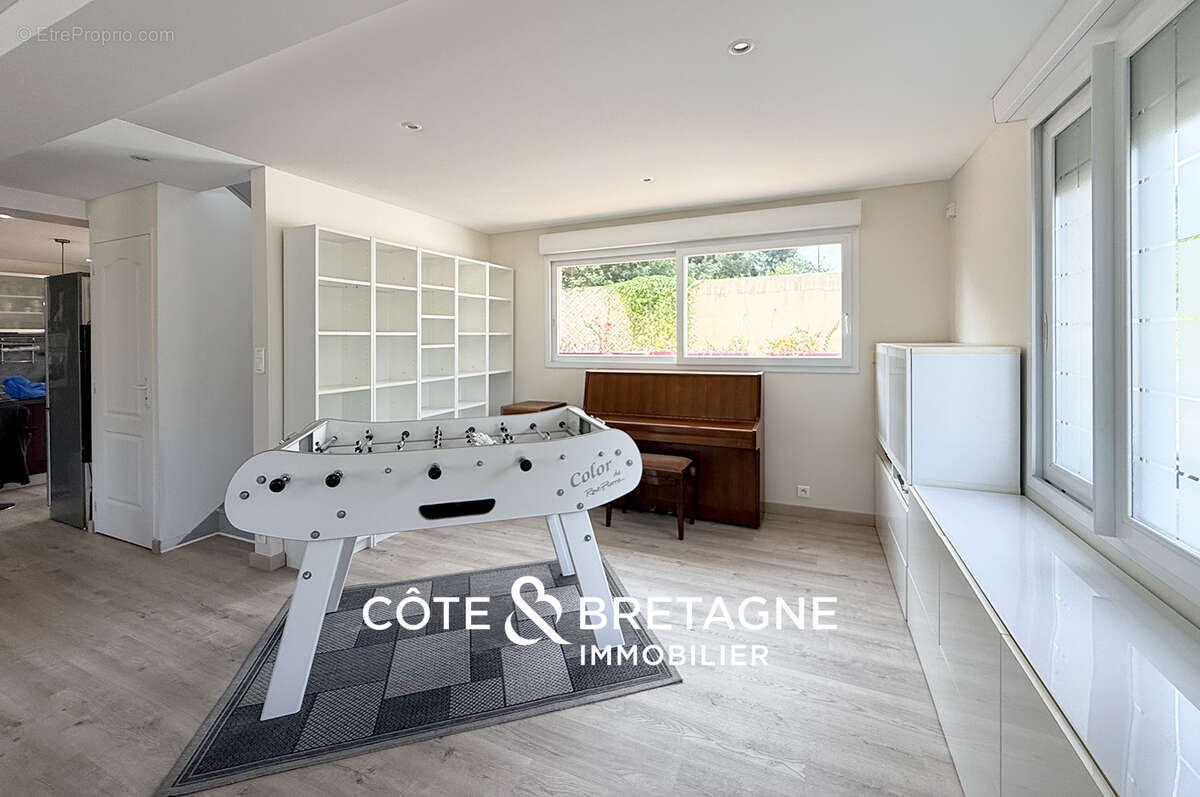 À Pleumeur-Gautier, une maison chaleureuse avec un hangar de 150 m2 aux beaux volumes. - photo 3