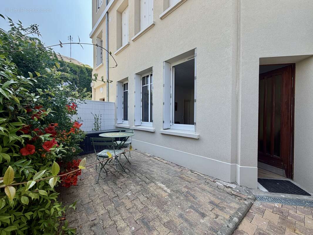 Centre ville - studio avec terrasse et parking - photo 5