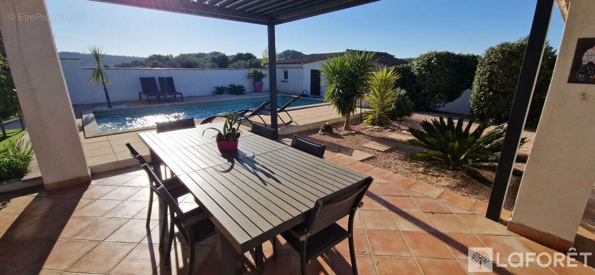 Maison à SAINT-MITRE-LES-REMPARTS