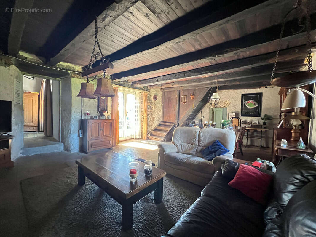 Maison à SAINT-SANTIN-CANTALES