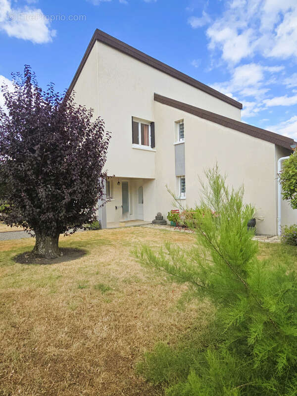 Maison à LA ROCHE-BLANCHE