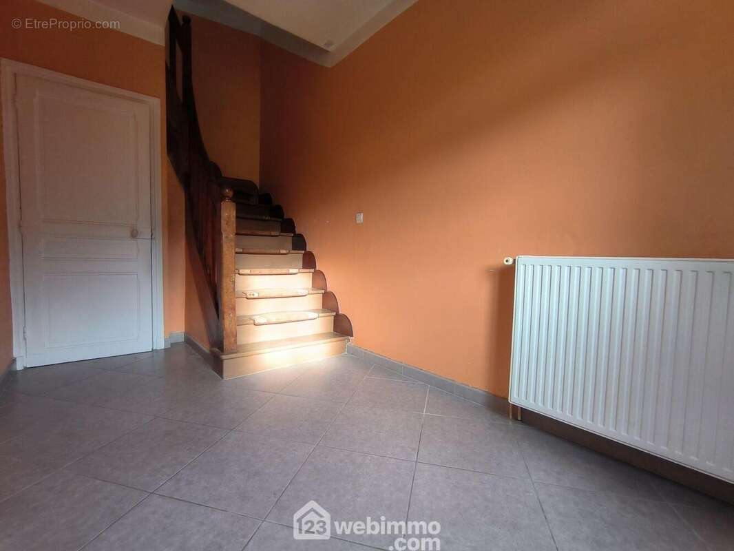 Une belle entrée de 8 m² et d'un WC en rez-de-chaussée - Maison à PRESLES-ET-BOVES