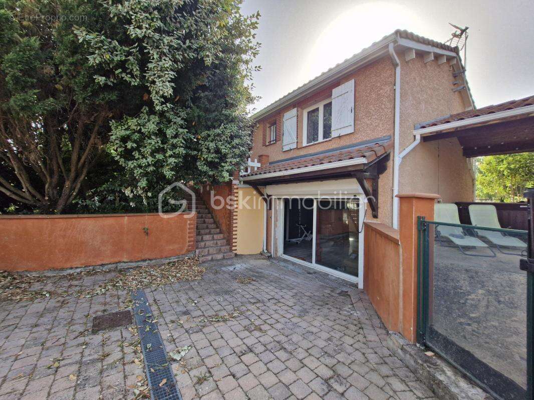 Maison familiale, ou bureaux, 8 pièces, lumineuse, au calme – Avec piscine, jardin, terrasses, grand espace de vie, grand parkin - photo 13
