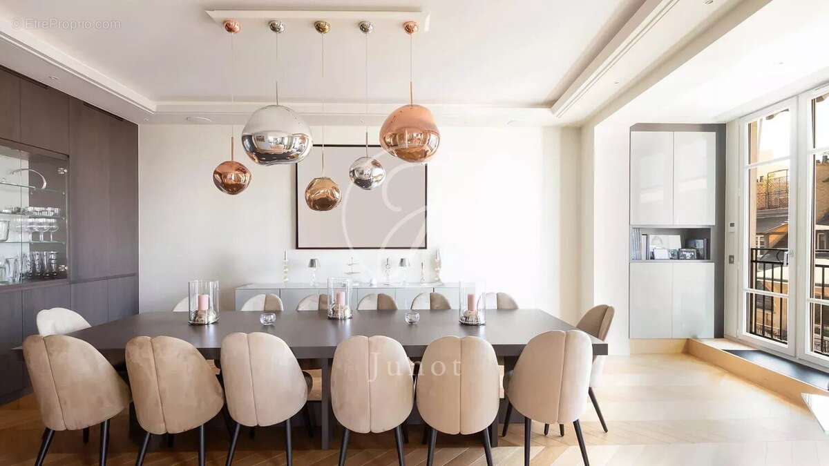 Appartement à PARIS-16E