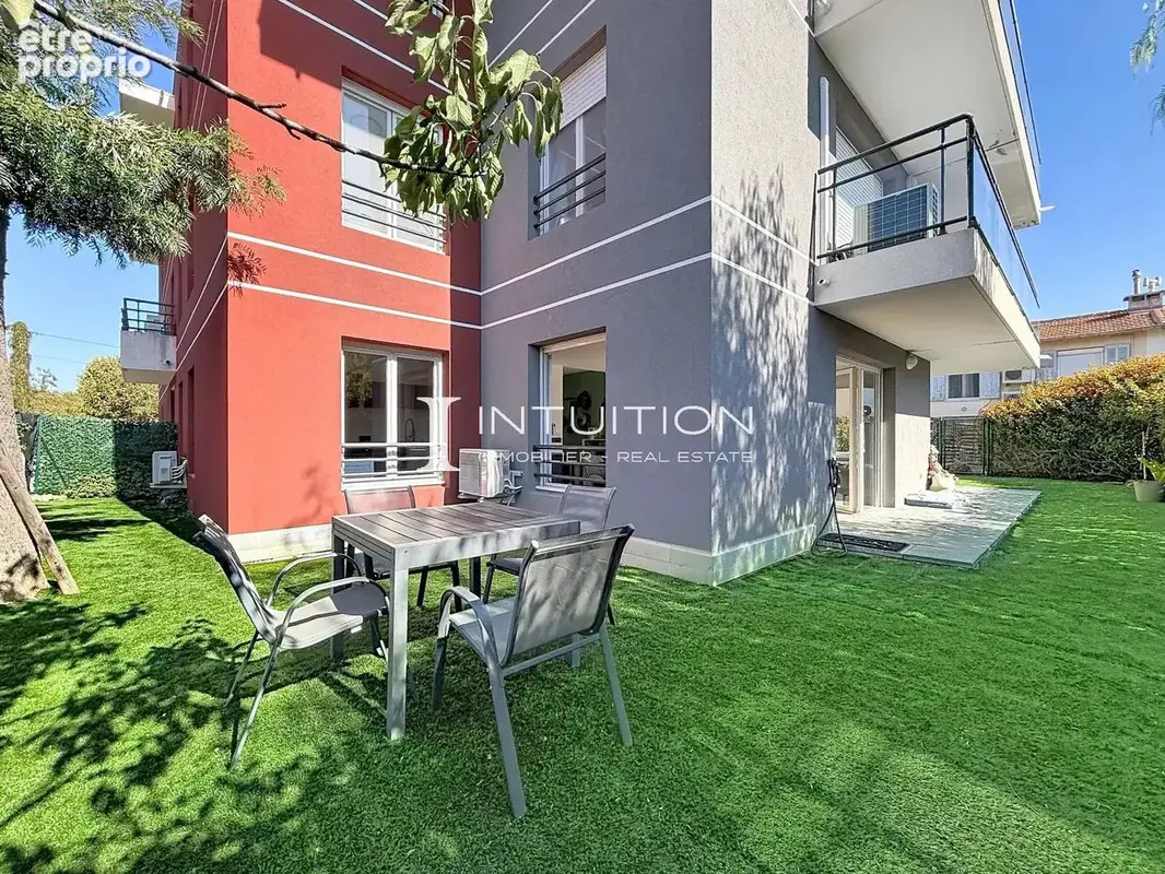 Golfe-Juan : Vaste appartement rez-de-jardin dans un immeuble de standing avec piscine - photo 5