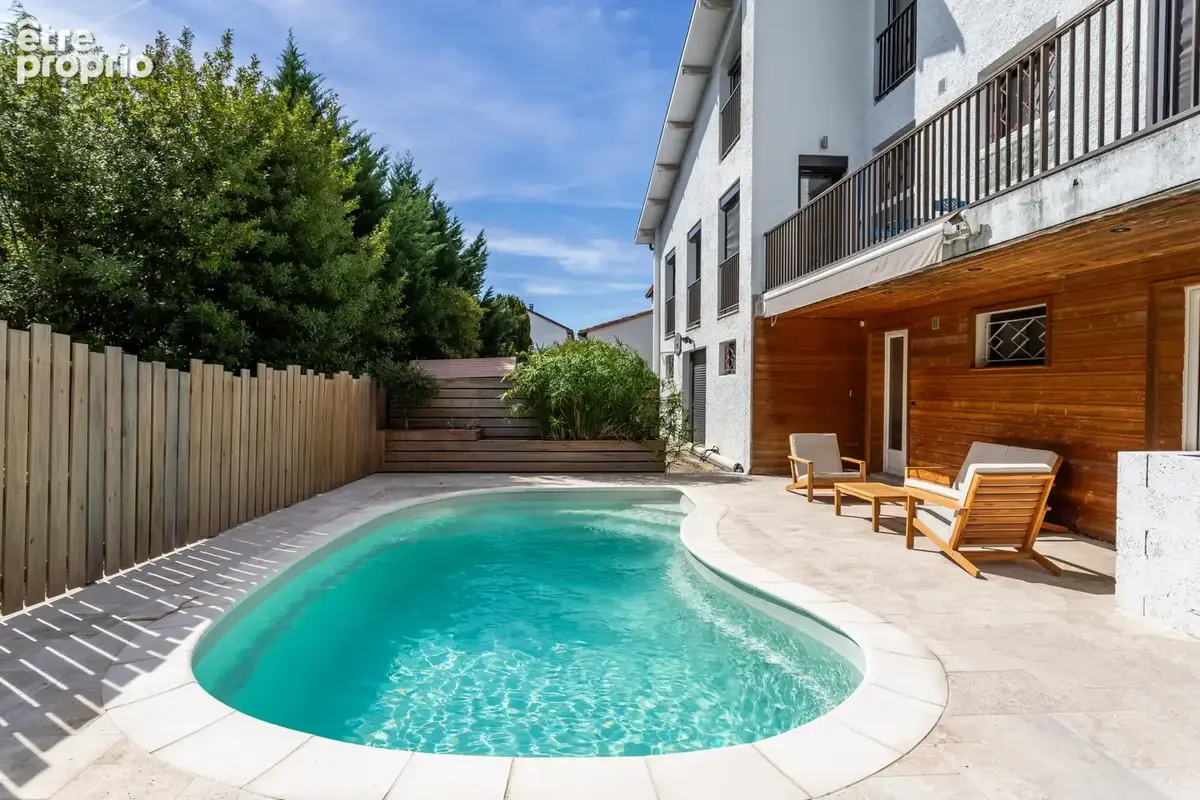Une maison moderne avec piscine, jardin et parking - photo 9