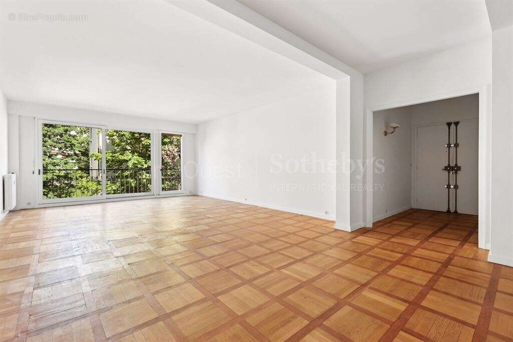 Appartement à PARIS-16E