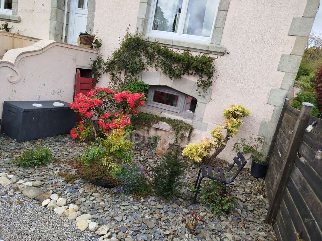EXCLUSIVITE -PLEVIN- Maison convivial 176 m2 - Grand jardin arboré/paysager - dépendances proche de CARHAIX - photo 11