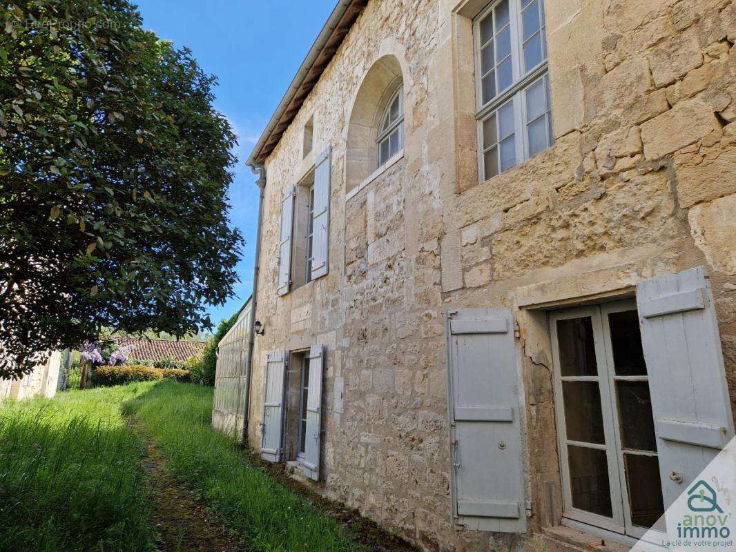 Maison à VILLEBOIS-LAVALETTE