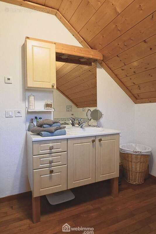 A l&#039;étage, une spacieuse salle de bain... - Maison à UGINE