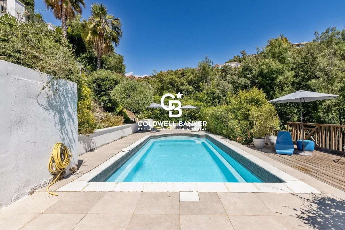 Située dans un domaine privé et sécurisé d’Agay à Saint-Raphaël, opportunité d’investissement rare sur la Côte d’Azur, alliant e - photo 39