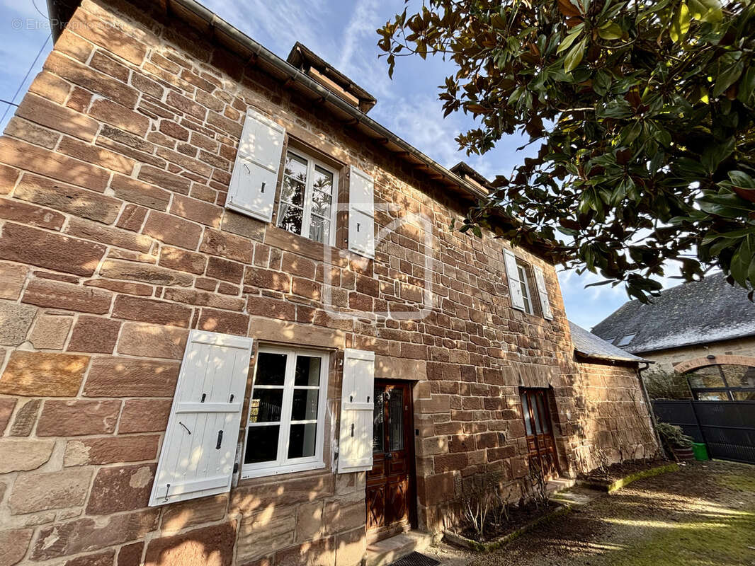 Maison à SAINT-PANTALEON-DE-LARCHE