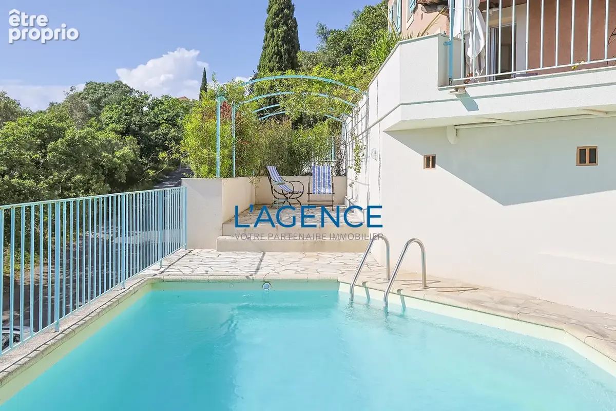 Villa T5 de 145 m2 avec piscine offrant une superbe vue dégagée sur la ville de Hyères - photo 2