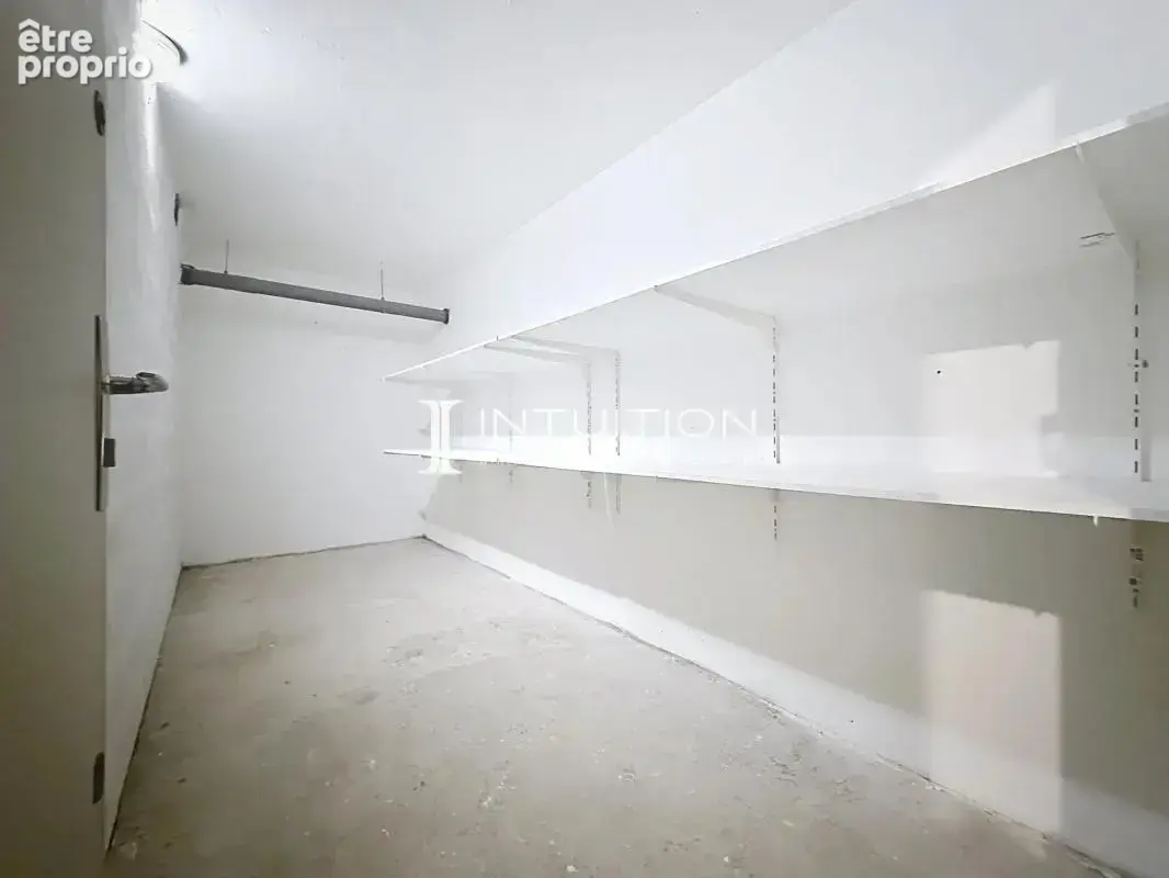 Cannes – Quartier des Anglais : élégant 3 pièces entièrement rénové avec terrasse de 17 m², garage et cave - photo 13