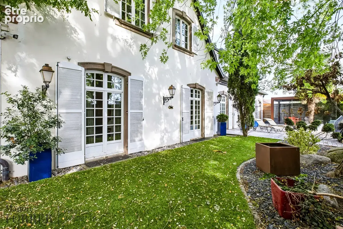 À VENDRE ! Maison de maître aux prestations haut de gamme avec piscine intérieure & jardin   327 m2 - photo 14