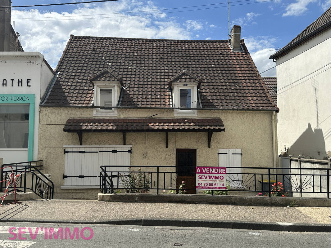 Maison 125 m² à Saint-Germain-Des-Fosses  - photo 1