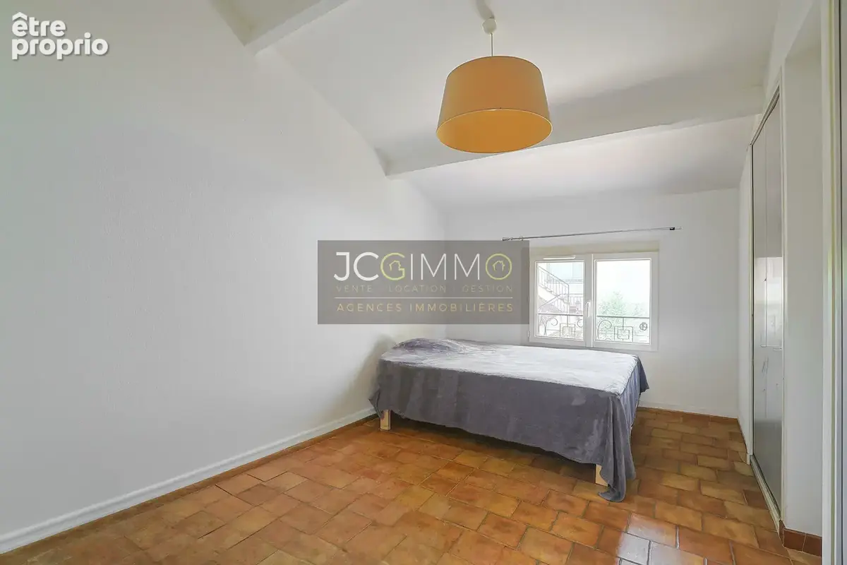 Villa de 318m2 avec deux logements indépendants et fort potentiel ! - photo 31