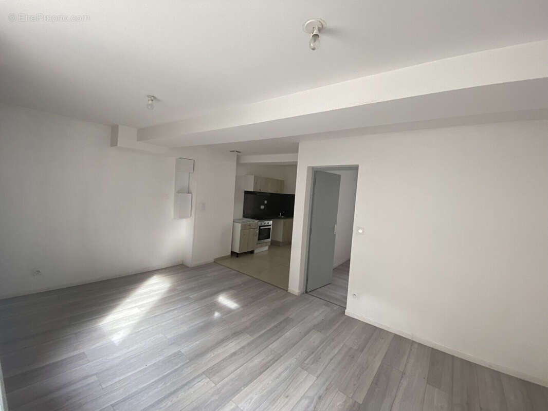 Immeuble de rapport rénové de 6 appartements- 8 garages Centre Ville - photo 2