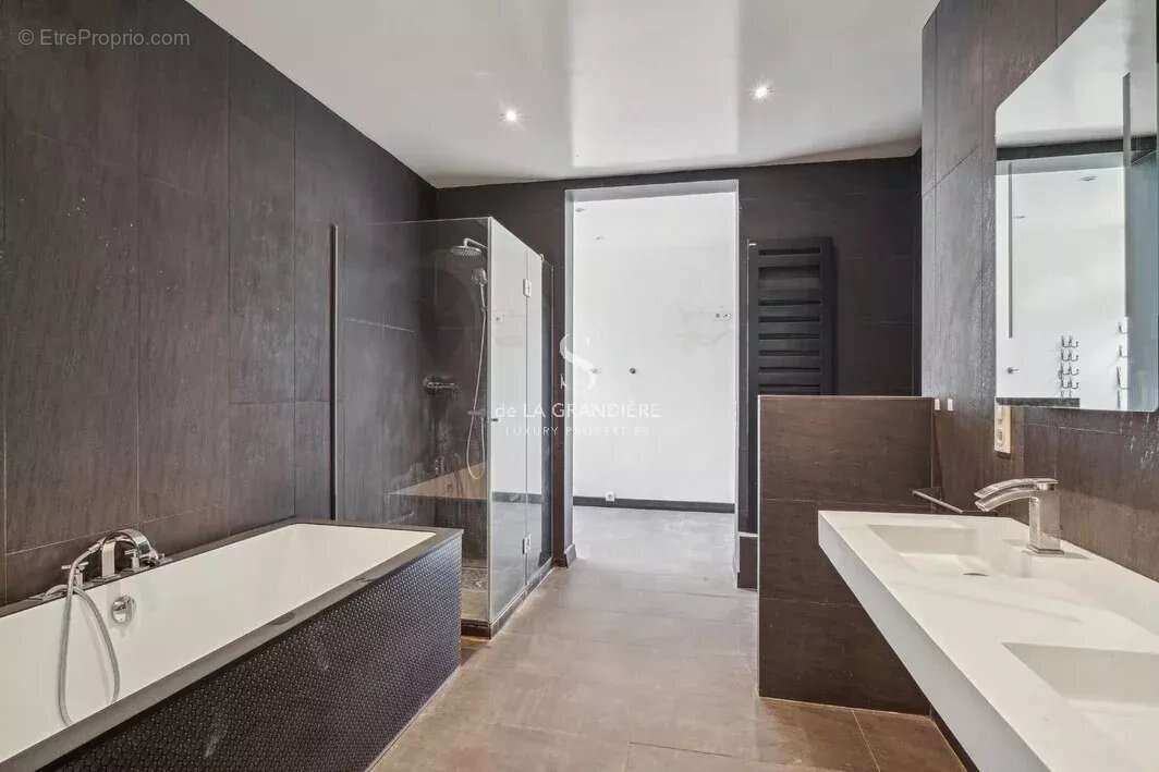 Appartement à PARIS-8E
