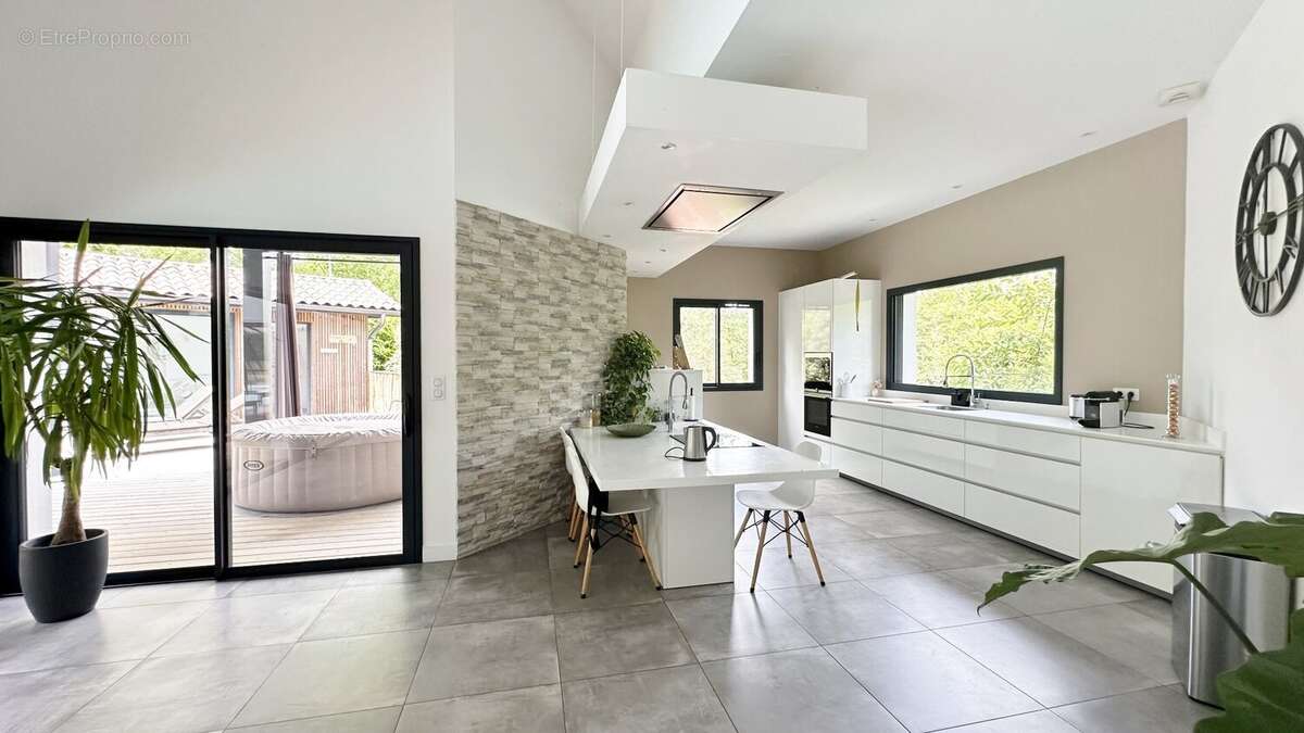 Villa d'architecte de type t8 de 220 m2 dont un appartement de 46 m2 avec piscine - photo 6