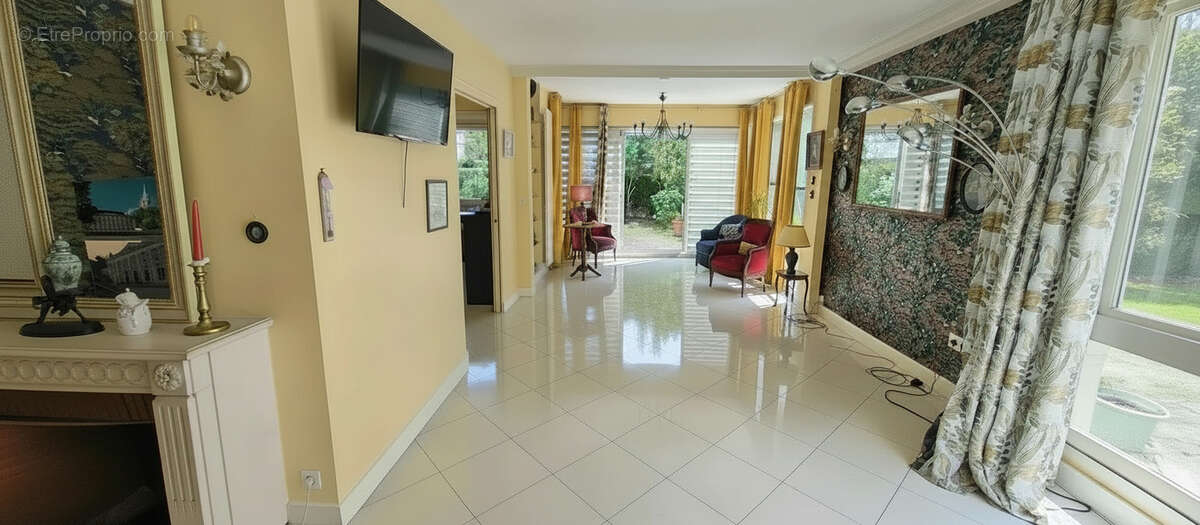 PARLY 2, bel appartement de 4 pièces avec jardin (160 m2), cave et box - photo 2