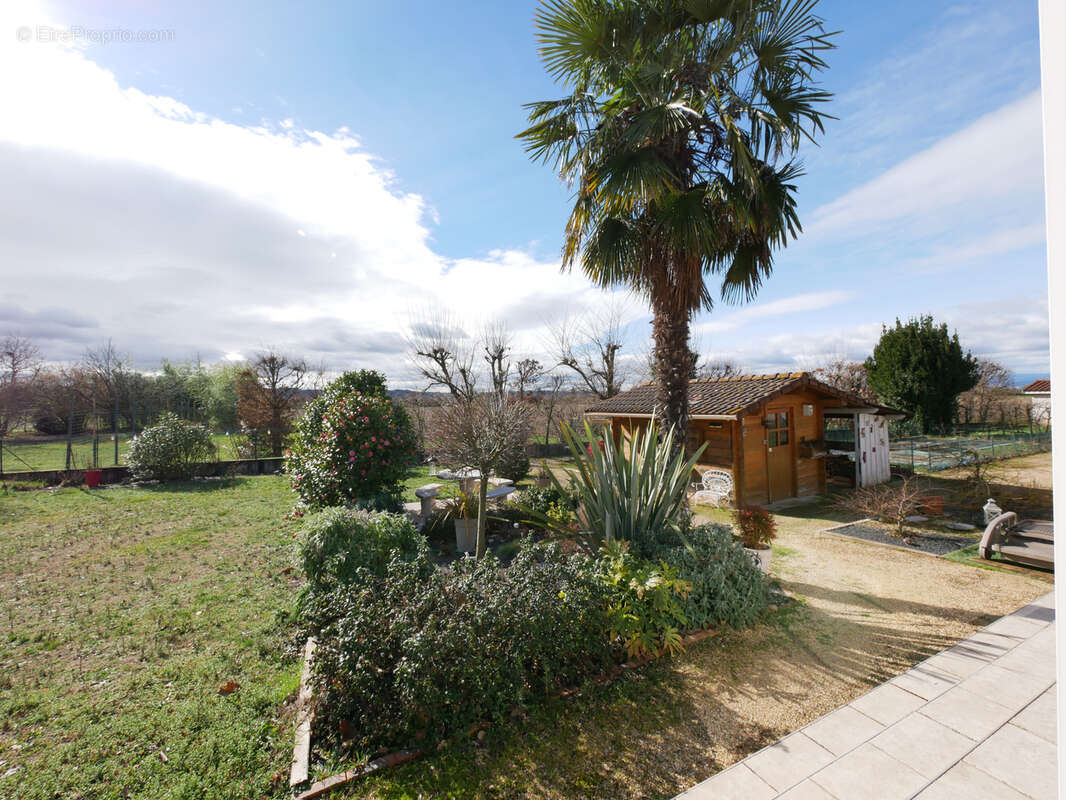 Maison à LAPEYROUSE-MORNAY