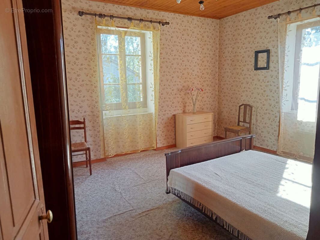 Maison à SAINT-LAURENT-DU-PAPE