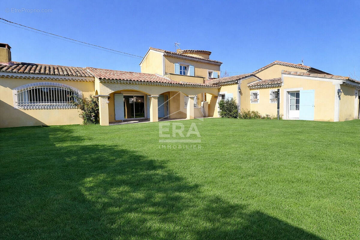 Maison à ENTRAIGUES-SUR-LA-SORGUE