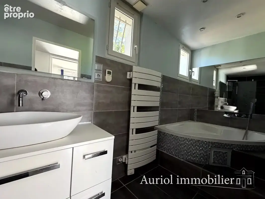 PEYPIN Villa 2 logements sur 3200 m2 terrain avec piscine et garage - photo 6