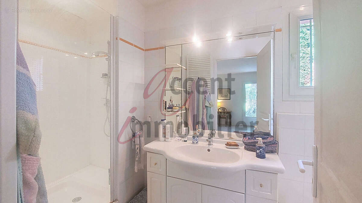 Noves : Mas avec oliviers, piscine et annexes - photo 11