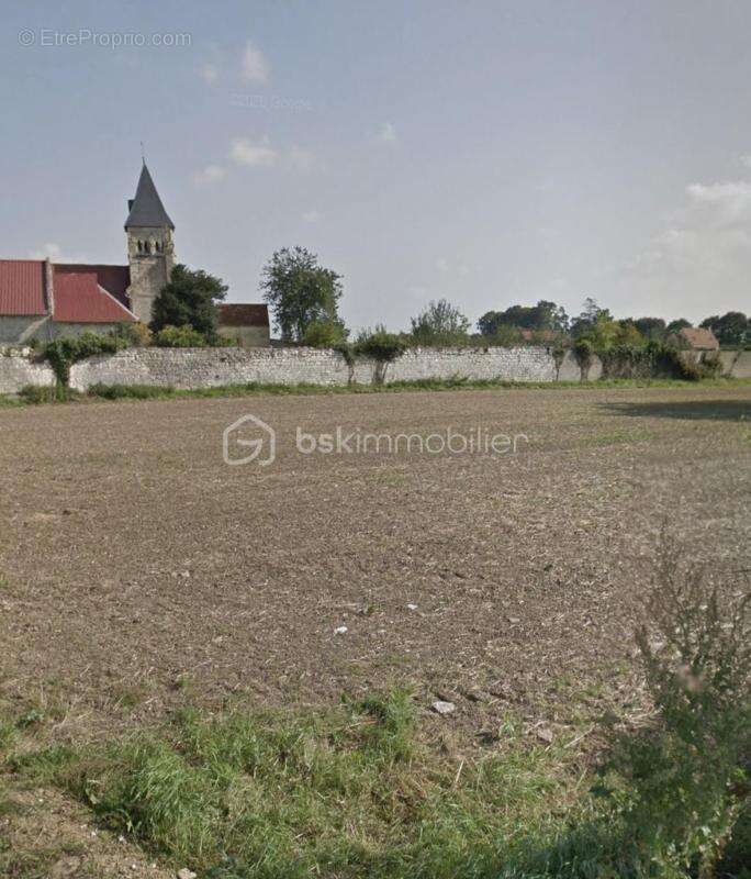 Terrain à MENEVILLERS