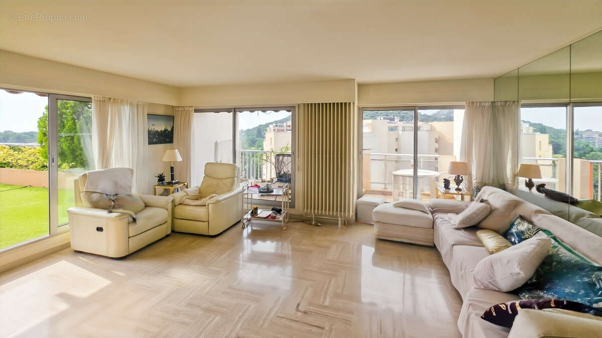 Appartement à MANDELIEU-LA-NAPOULE