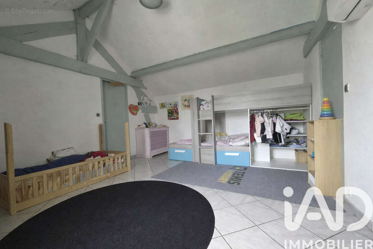 Maison 274 m² à Neuilly-Saint-Front  - photo 5